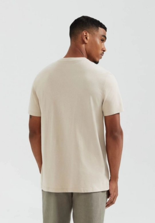 Camiseta Básica Hering Masculina Manga Curta Regular Gola V World  - Bege