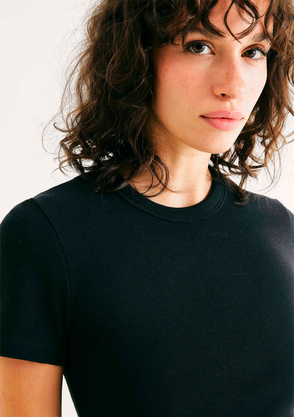 Blusa Cropped Manga Curta Hering Em Ribana Canelada - Preto