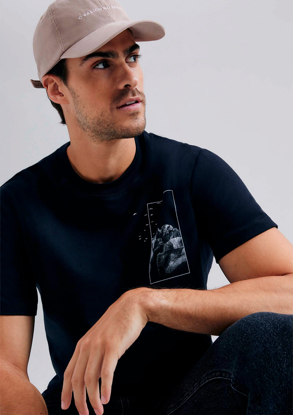 Camiseta Manga Curta Hering Estampada Masculina - Preto