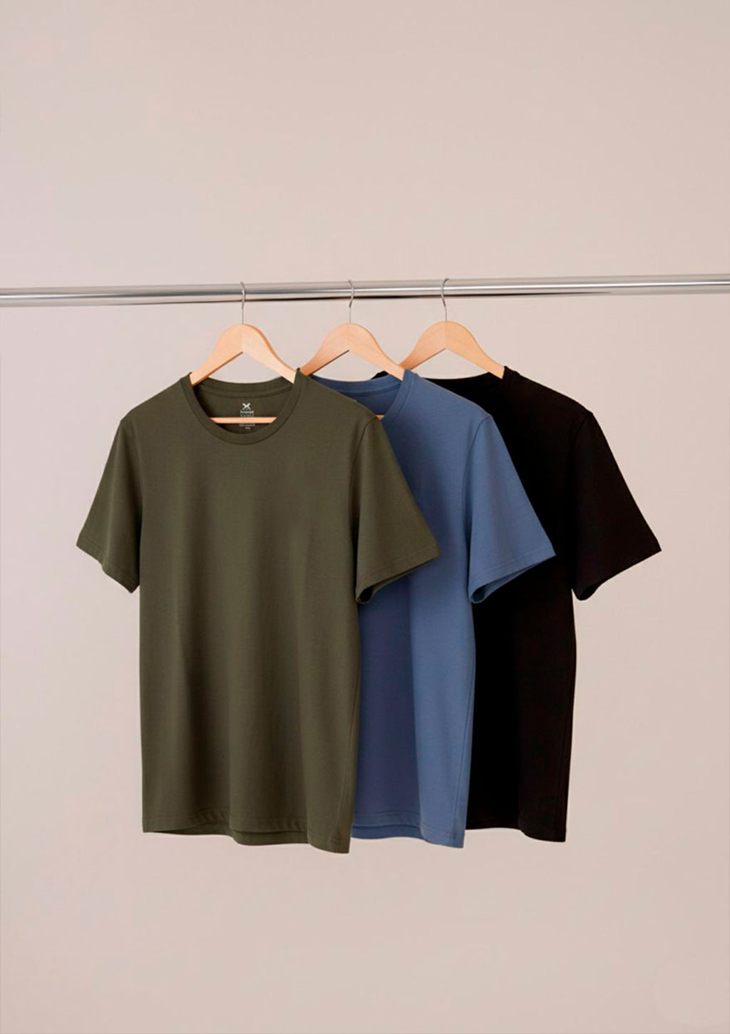 kit 3 Camisetas Slim Hering Gola Careca Masculino - Preto/Verde/Azul Marinho