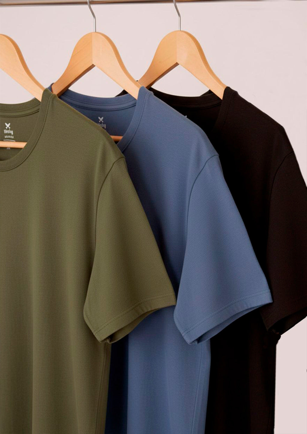 kit 3 Camisetas Slim Hering Gola Careca Masculino - Preto/Verde/Azul Marinho