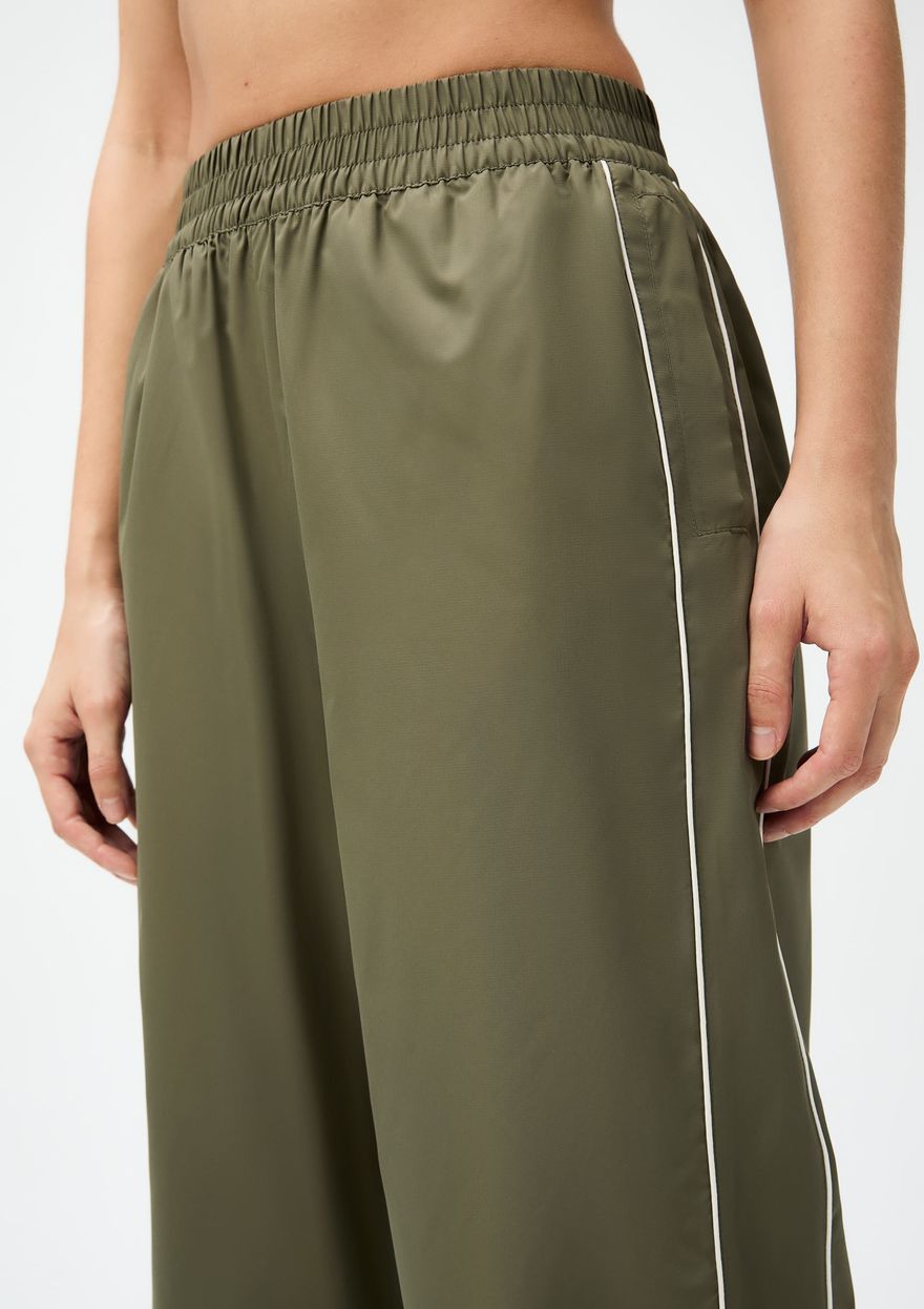 Calça Esportiva Hering com Listras Feminina - Verde