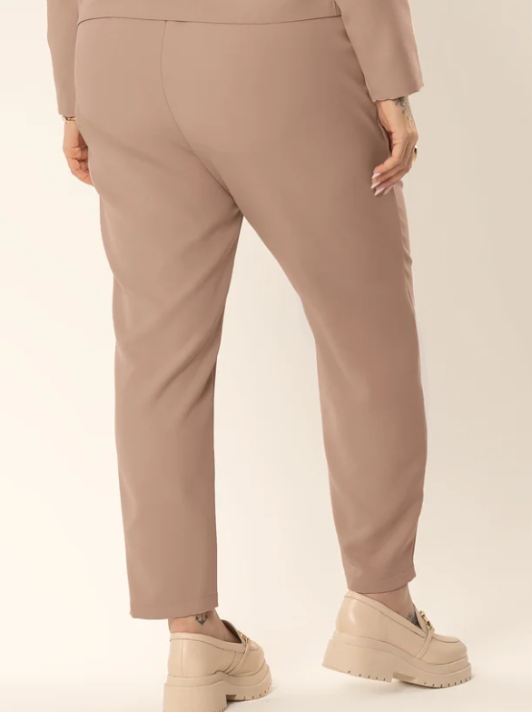 Calça Cativa Plus Size de Alfaiataria  Feminina – Nude