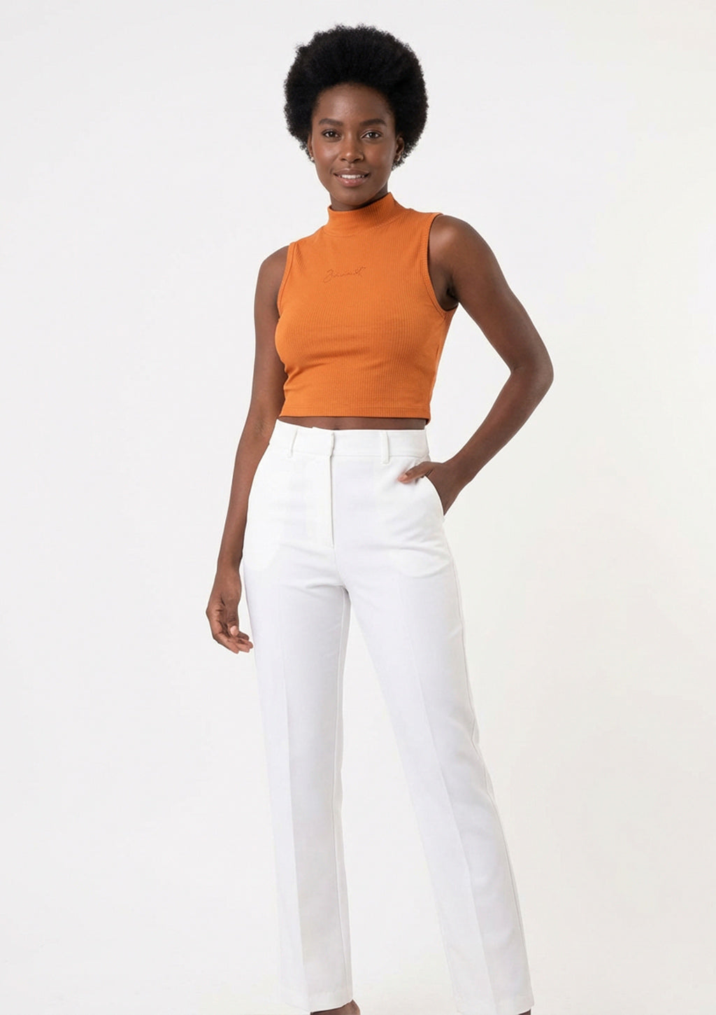 Blusa Sissi Bernnet Canelada Com Escrito Bernnet Centralizado Feminina