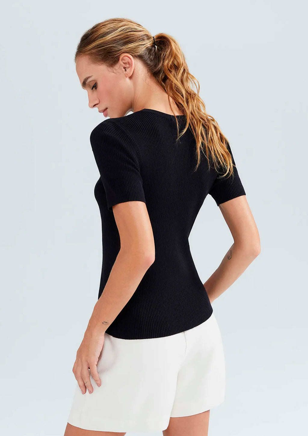 Camiseta Manga Curta Canelada Hering Em Tricô Feminina - Preto
