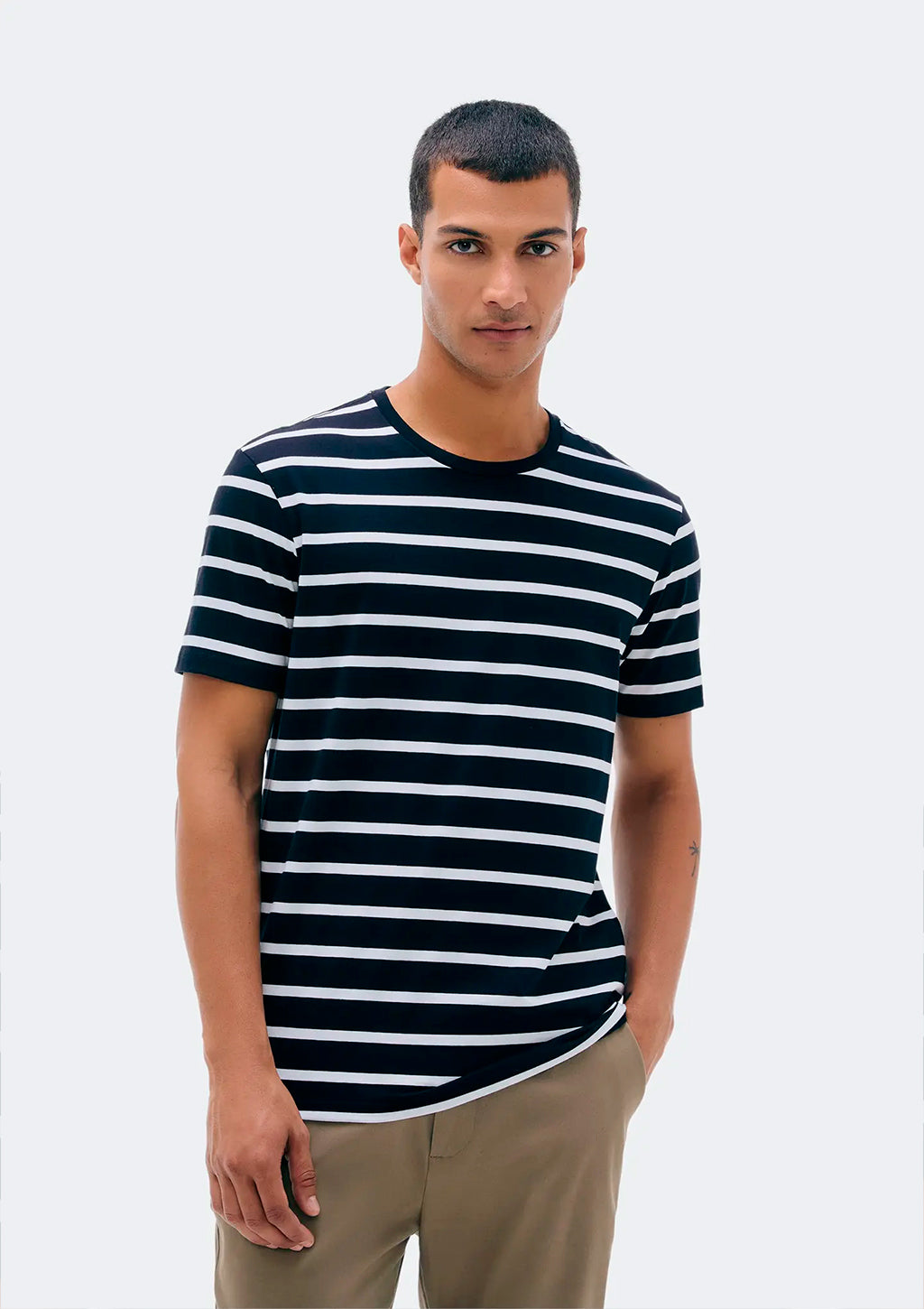 Camiseta Manga Curta Listrada Hering Mar Em Algodão Peruano Masculino - Preto