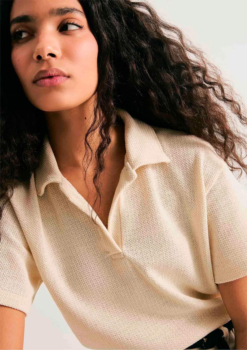 Polo Regular Texturizada Hering Feminina - Creme