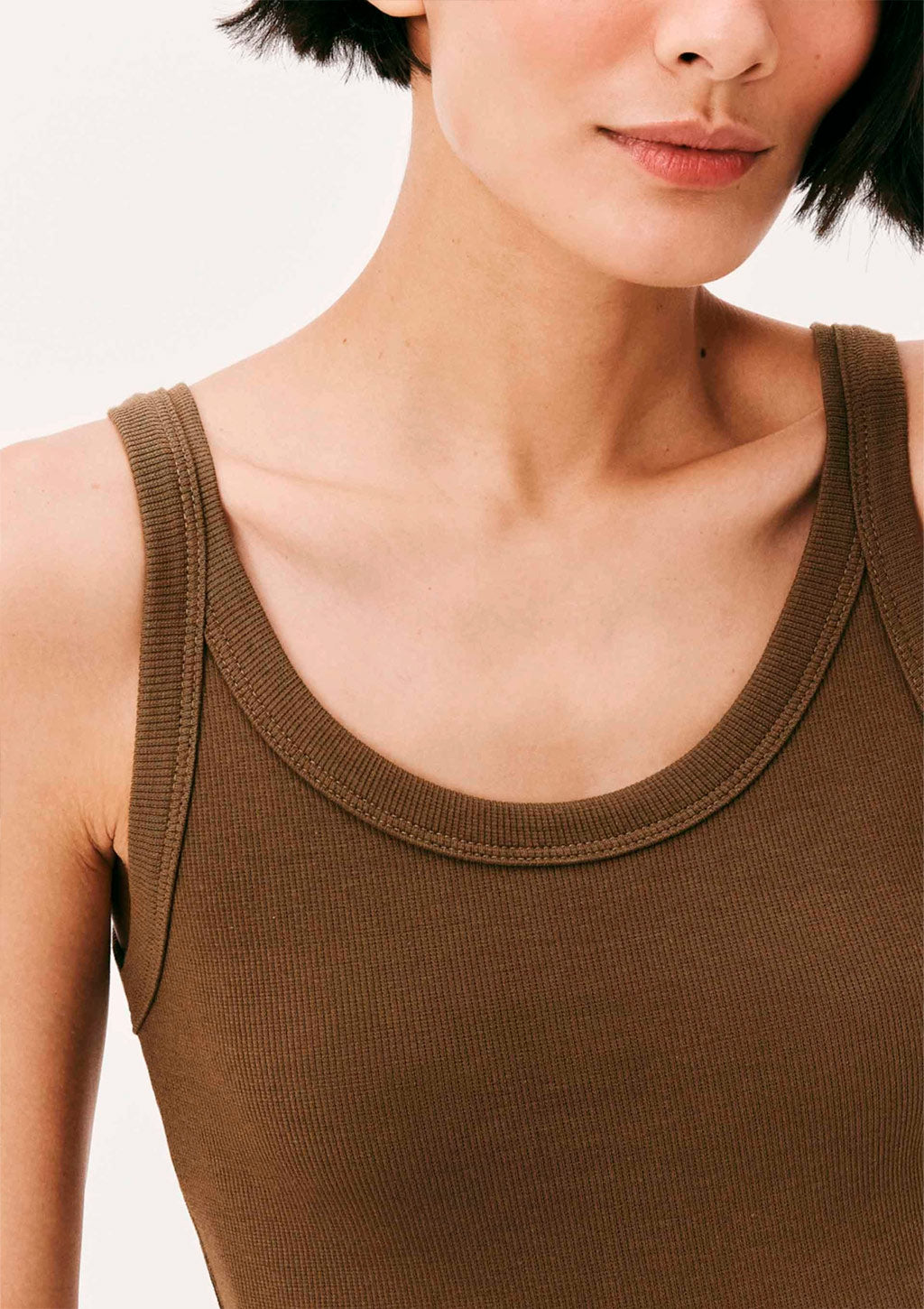 Regata Slim Rib Hering Feminina - Marrom