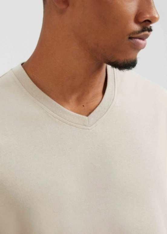 Camiseta Básica Hering Masculina Manga Curta Regular Gola V World  - Bege