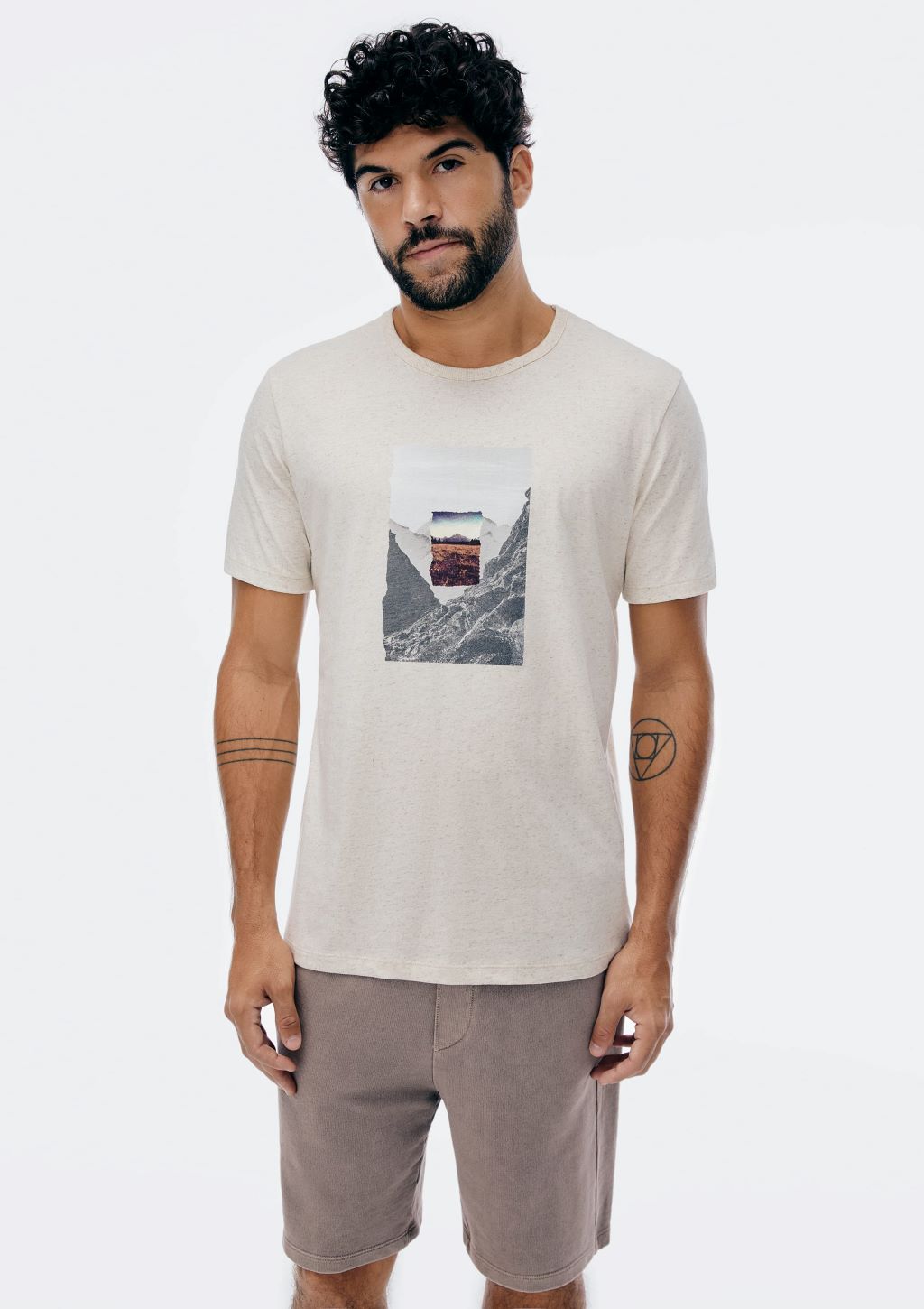 Camiseta Algodão e Linho Mesclada Estampa Montanha Masculino Hering - Off White