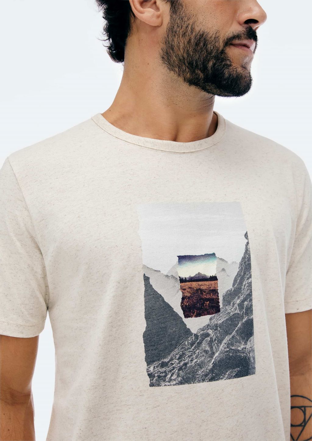 Camiseta Algodão e Linho Mesclada Estampa Montanha Masculino Hering - Off White