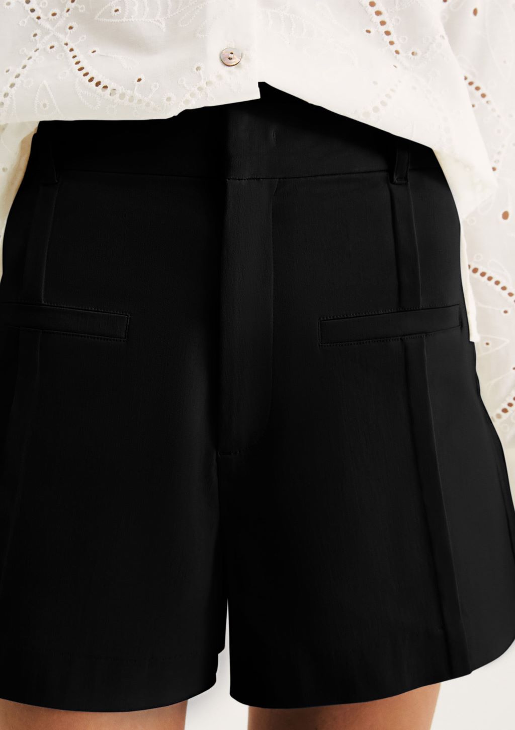 Shorts Em Alfaiataria Bolso Frontal Feminino Hering - Preto
