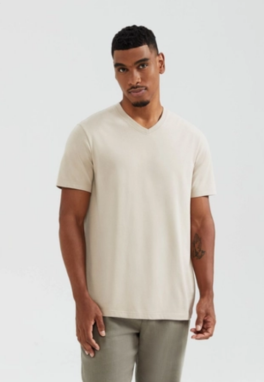 Camiseta Básica Hering Masculina Manga Curta Regular Gola V World  - Bege