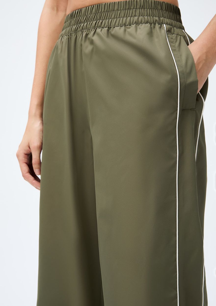 Calça Esportiva Hering com Listras Feminina - Verde