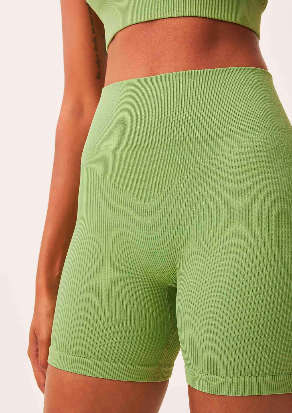 Bermuda Esportiva Biker Sem Costura Hering Feminina - Verde